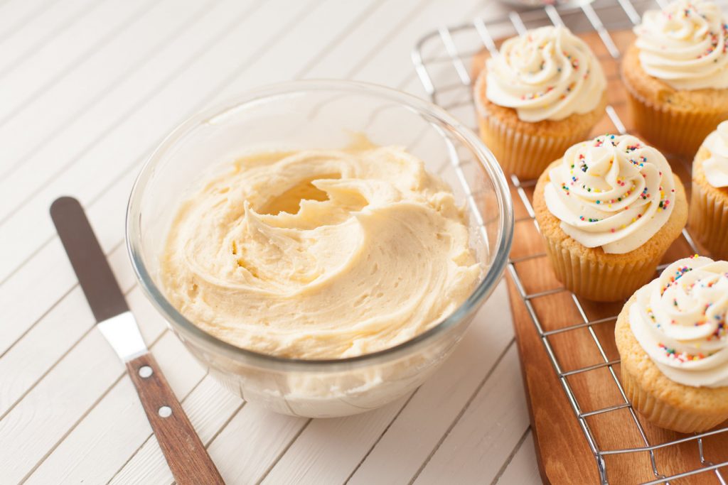 how_to_make_a_simple_buttercream; buttercream_recipe_I_love_cooking; cupcake_frosting; cake_frosting