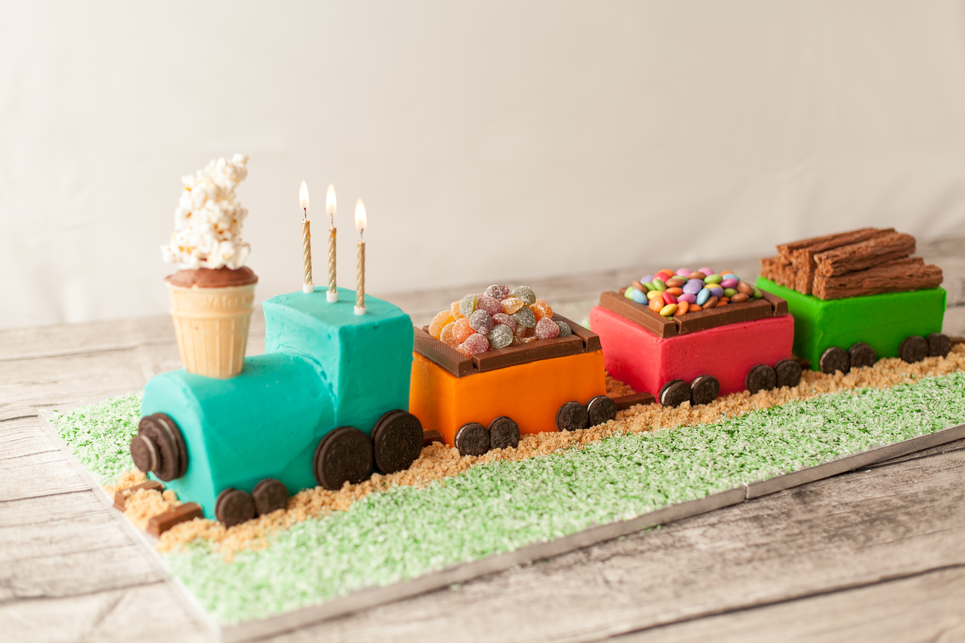 train_cake_birthday_cake