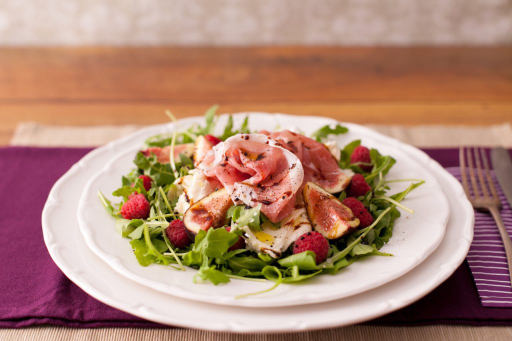 fig_raspberry_prosciutto_salad_