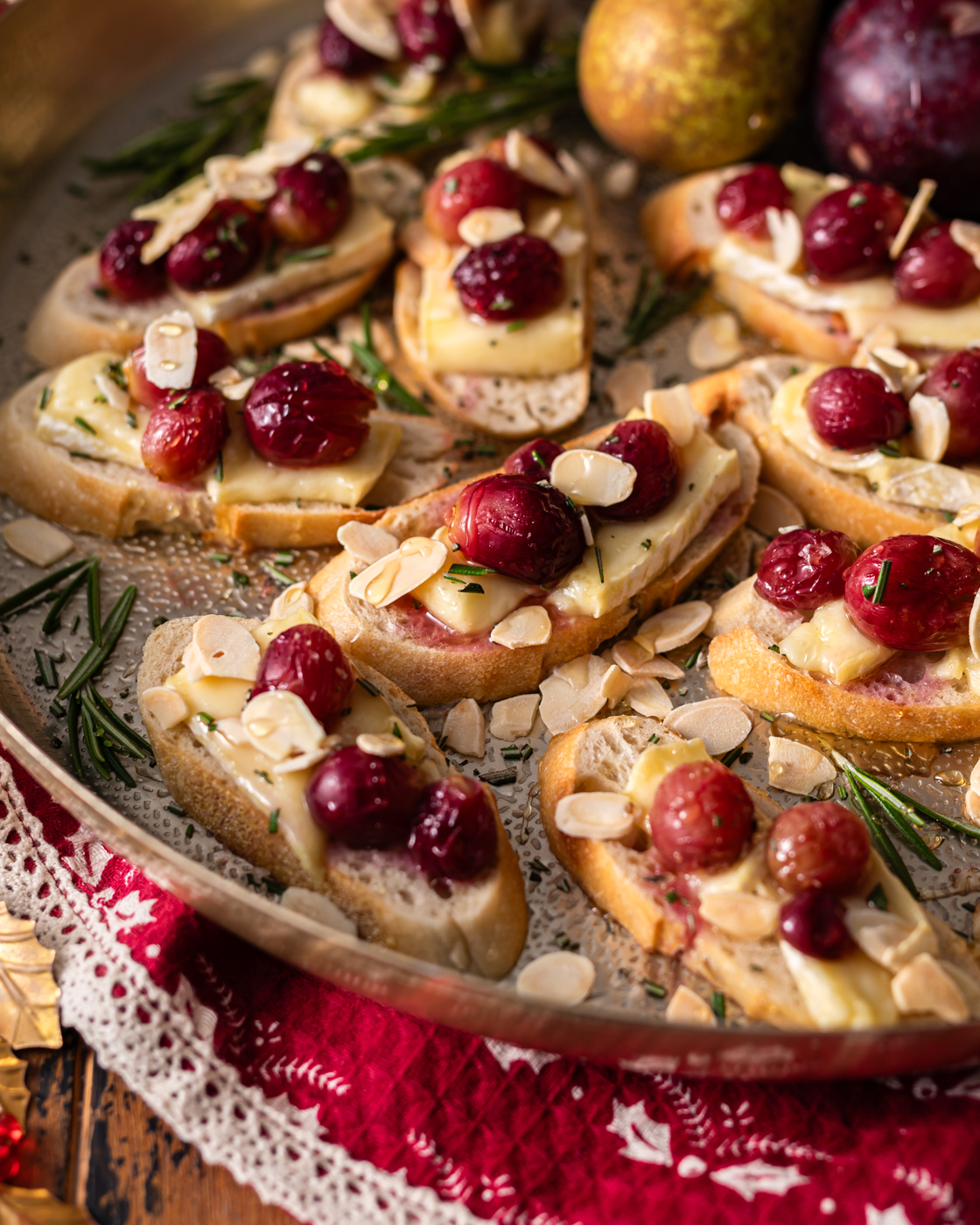 Crostini Baked Brie Roast Grapes
